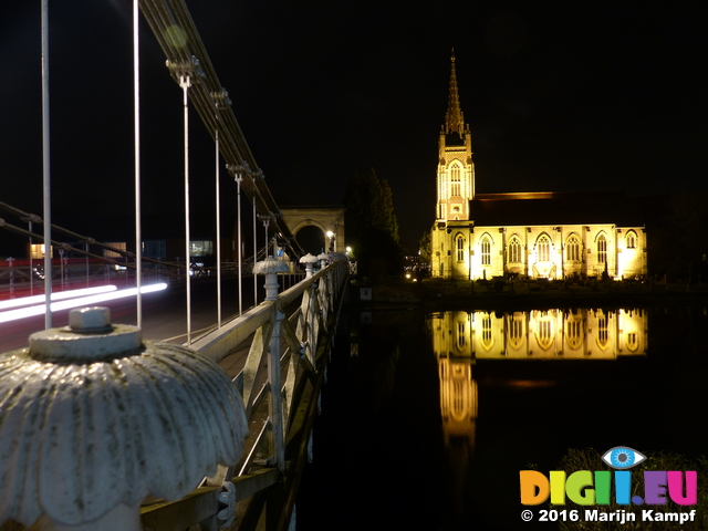 FZ025208 Bridge and church in Marlow